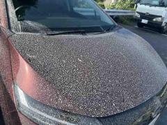 鹿児島に着いて5分で洗礼……火山灰だらけになった車が悲しすぎるのイメージ画像