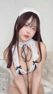 いくみ、美谷間際立つメイド風ランジェリー姿でファンを誘惑「美しすぎて釘付けです」のイメージ画像