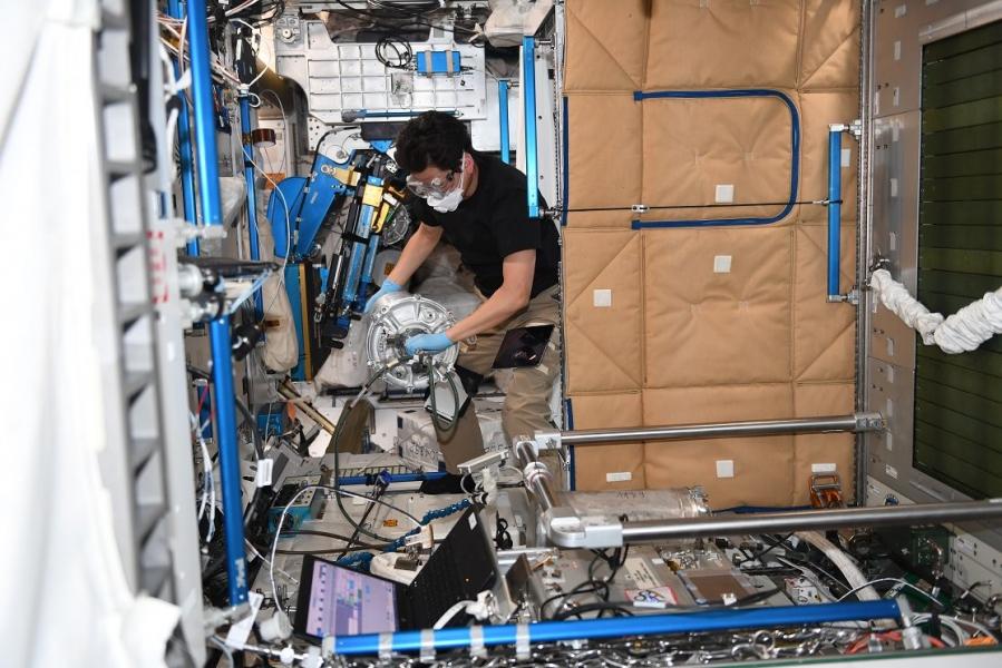 金井宇宙飛行士がトイレタンク交換 ISS恒例の洗礼受ける