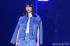 茅島みずき、ほっそり二の腕チラリ 斬新スタイル着こなす【TGC 2024 S／S】