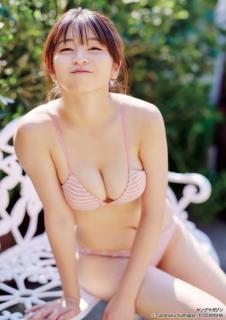 佐々木ほのか、ふんわり美バスト際立つビキニ姿披露