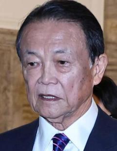麻生太郎氏“大谷翔平プレミア席”に「妻と娘」の姿が映り込み！ 派閥関係者も首を傾げる「なぜ、そこに？」のイメージ画像