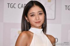 みちょぱ、胸元ざっくりバカンスコーデ公開「セクシー」「綺麗」と反響続々