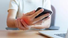 スマホ時代の“隠れ不調”が深刻化30代の手に異変、9割が自覚のイメージ画像