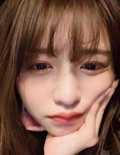 長濱ねる、細い手首がセクシー。メンズライクからフリルスカートまでギャップに萌える