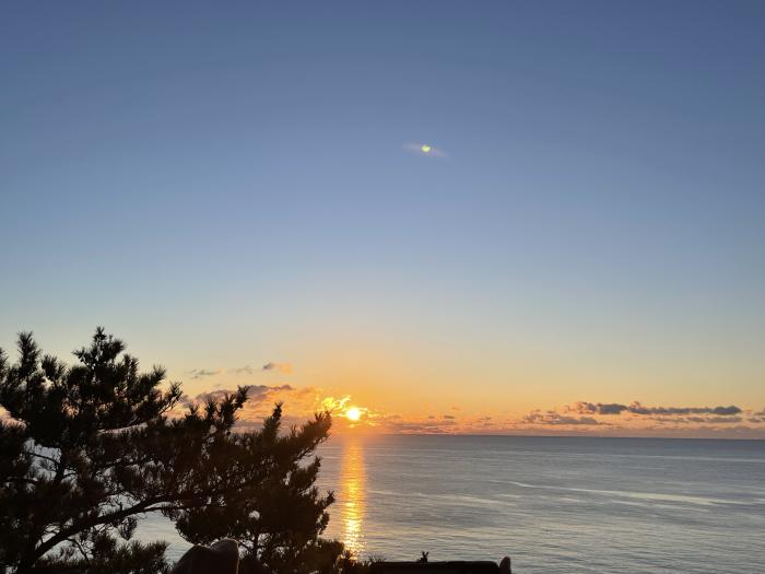 太平洋の水平線から昇る初日の出を碁石海岸展望台から望むのイメージ画像