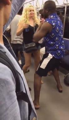 電車内で踊り狂う外人の迷惑行為の動画がアップされ炎上