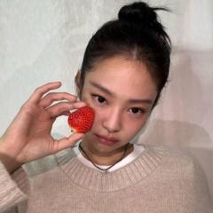 BLACKPINK・ジェニー、オフ感あるニット&お団子スタイルが超キュート！イチゴをつまんでアンニュイ顔