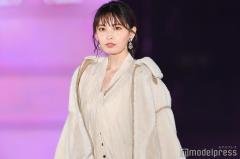 宮田聡子、ミニ丈から色白美脚スラリ 沖縄満喫ショットに反響「抜群スタイル」「憧れ」