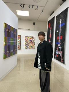 香取慎吾、自身の作品に囲まれた姿がかっこよすぎる！福岡で開催中の個展を訪れた様子を投稿のイメージ画像
