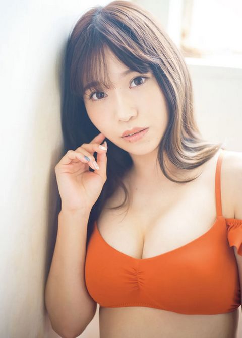 アニソン歌手・亜咲花の巨乳おっぱいが話題