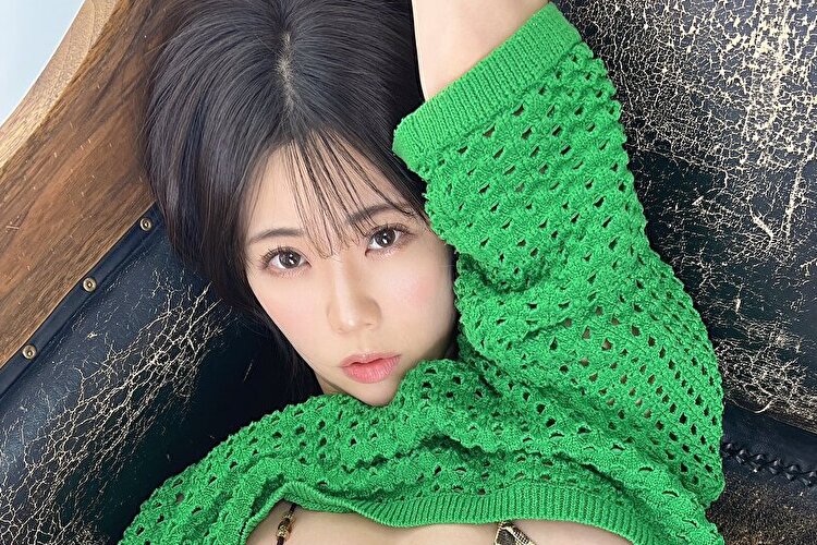 鈴木ふみ奈、引っ張りビキニで超攻撃的スタイルの画像1