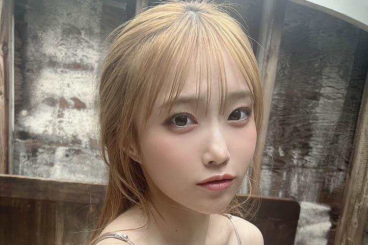 岸みゆ、人生初の金髪でダイナマイトバスト披露の画像1