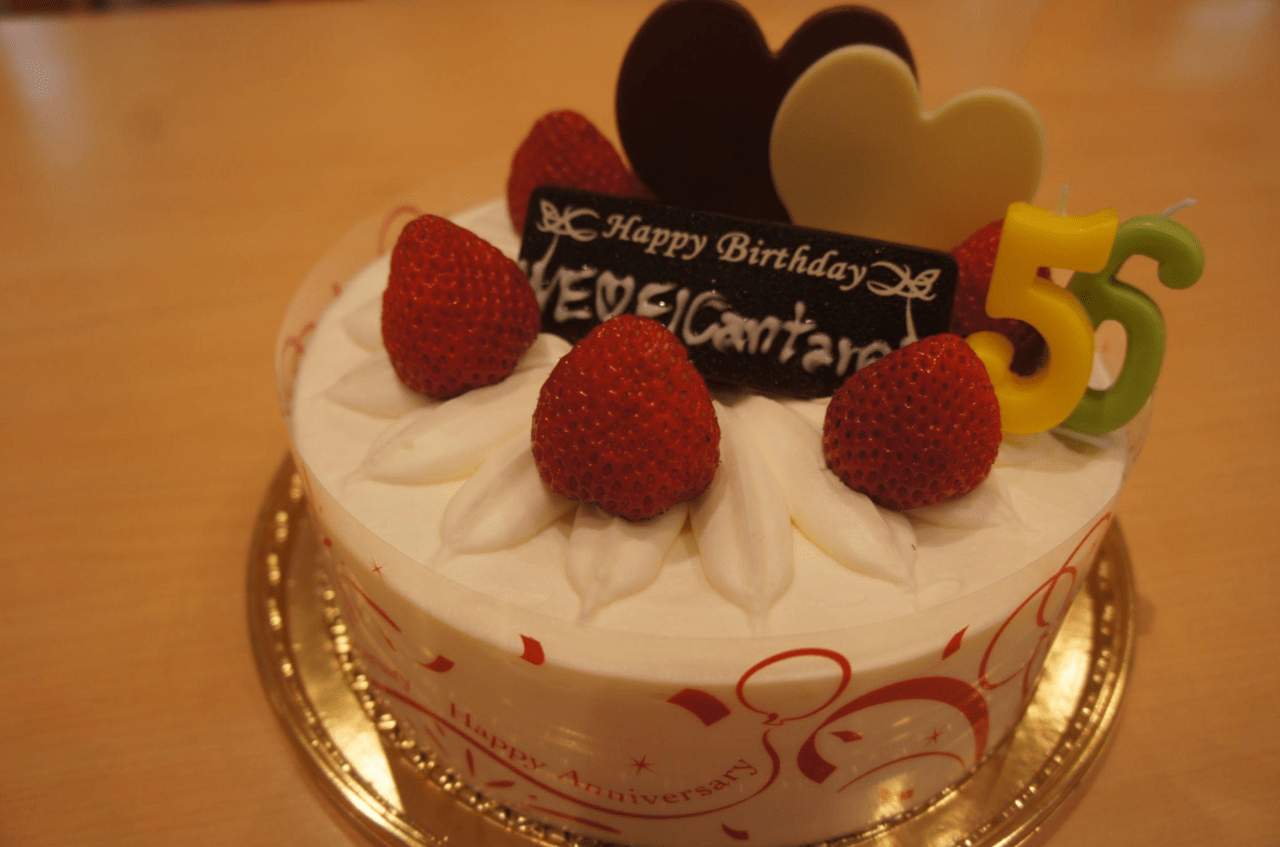 7月7日に給食で出された「We ❤︎  El Cantare」と書かれた総裁の生誕をお祝いするケーキ。
