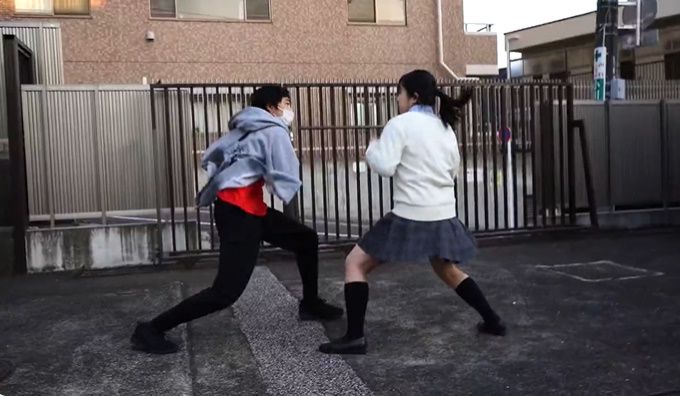åç»ã§ã¯2人ã®é«æ ¡çã察å³ã
