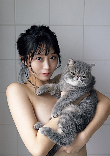 美月絢音、微笑ましく色っぽい裸の愛猫ツーショットの画像2