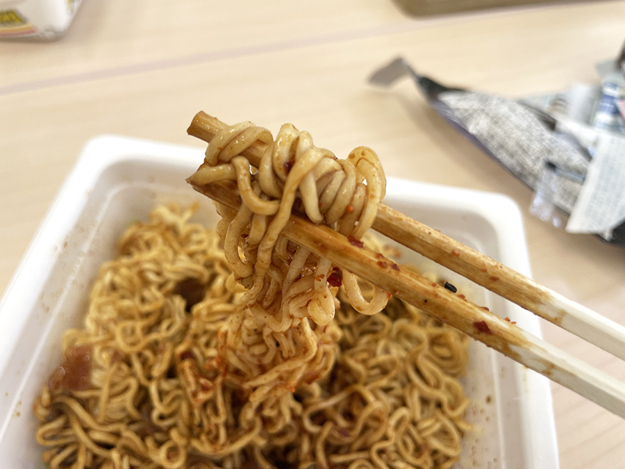 ペヤング焼きそばアパ社長カレーの箸あげ