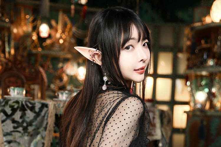 東堂とも、「ヒップ丸出し」の妖艶な悪魔の画像1