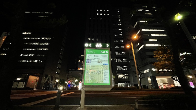 写真を見る限りは、どこにでもあるただの歩行者案内板