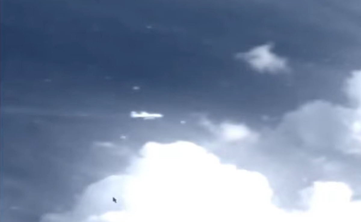航空機がUFOに取り囲まれ消失する衝撃映像！ 消えたマレーシア航空370便は異次元にテレポートした!?の画像1