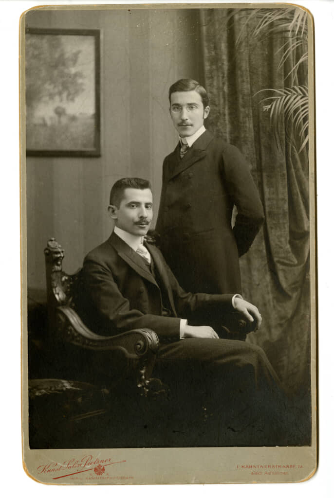 シュテファン・ツヴァイク（右）と弟のアルフレッド。1879年頃、ウィーンにて。