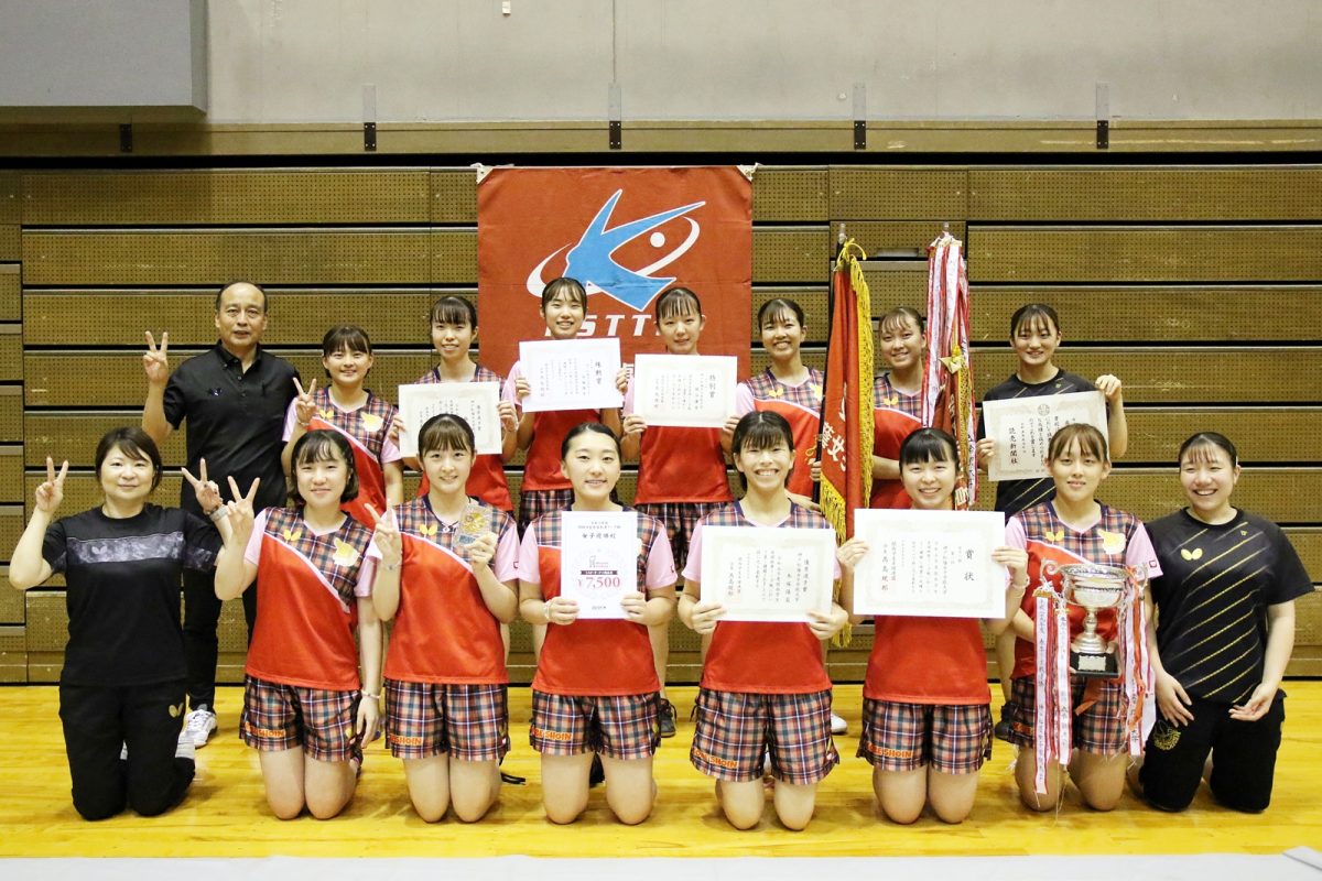 写真：神戸松蔭女子学院大学/提供：関西学生卓球連盟／馬渡卓也・能津桂