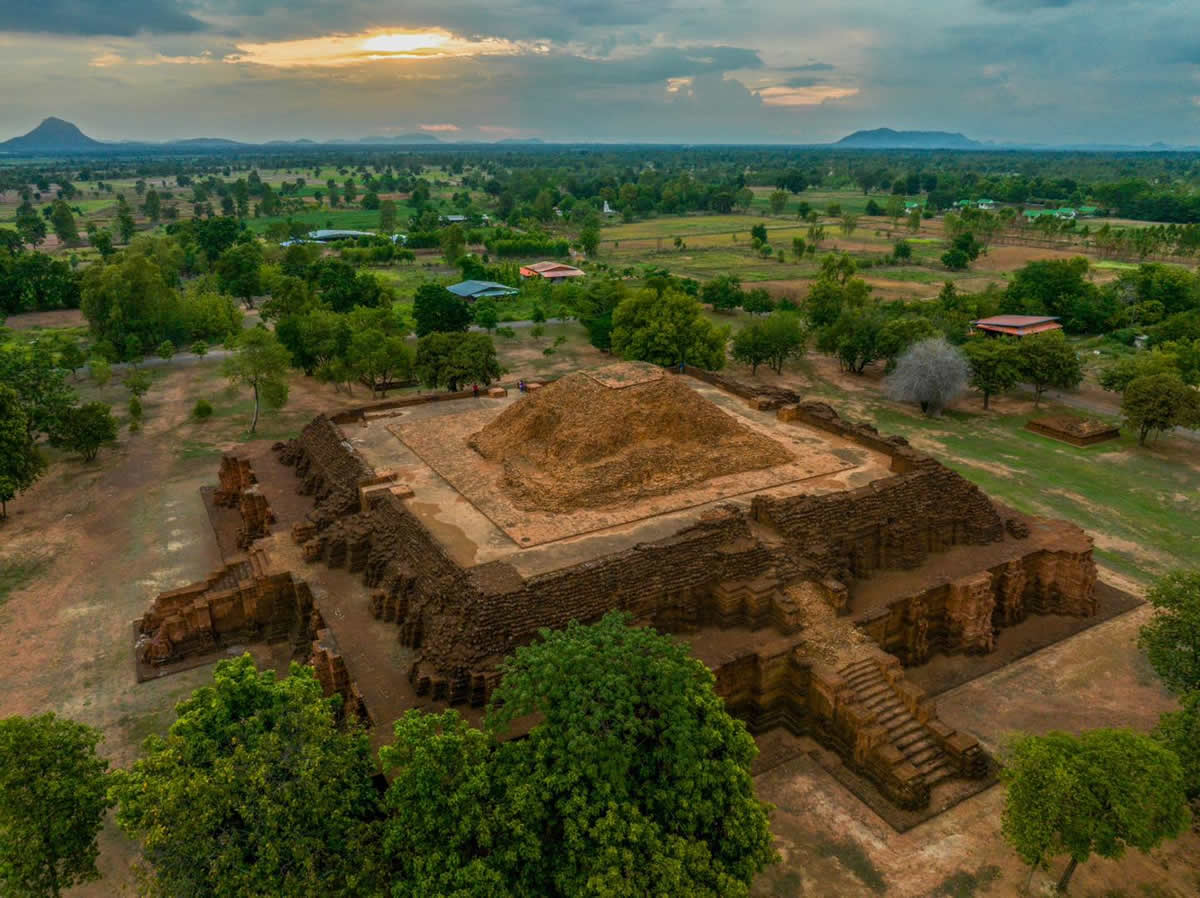 The Ancient Town of Si Thep and its Associated Dvaravati Monuments The Ancient Town of Si Thep and its Associated Dvaravati Monuments