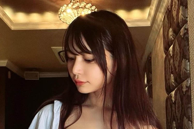 似鳥沙也加、衝撃のリボンブラで美バストあらわの画像1