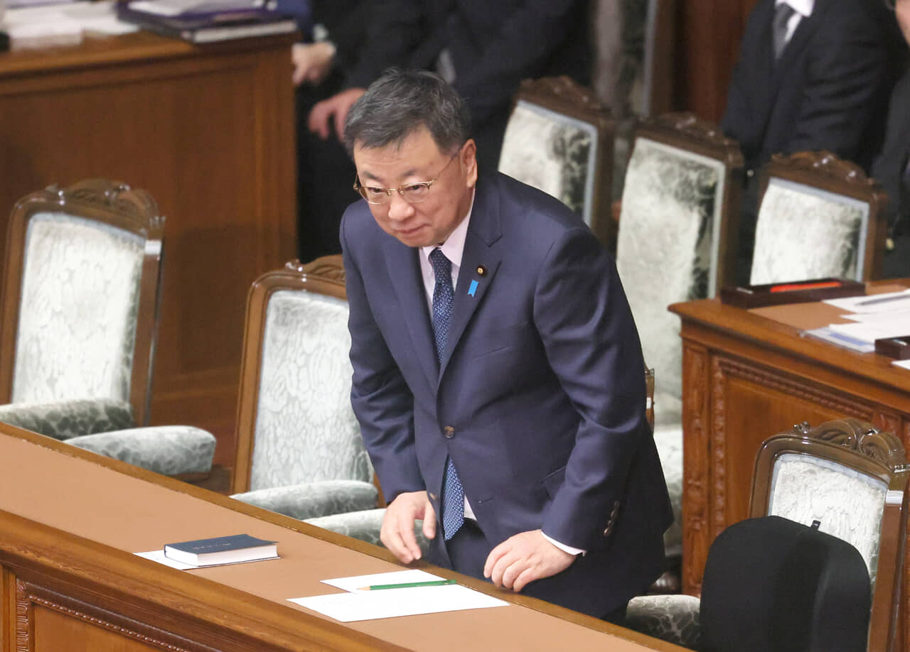 12月12日、衆院本会議で松野博一官房長官の不信任案が否決。その瞬間、思わず笑みをこぼしながら起立し議場に頭を下げた。
