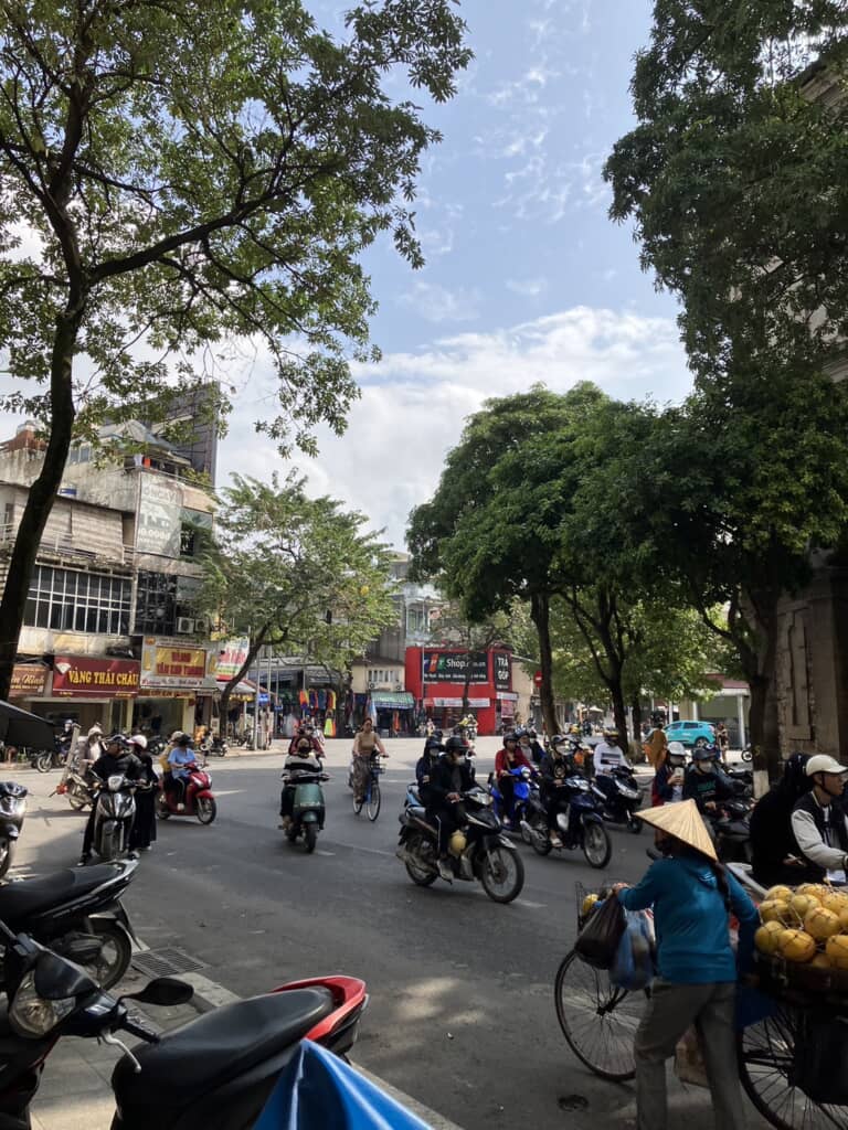 道路を走るバイクは縦横無尽