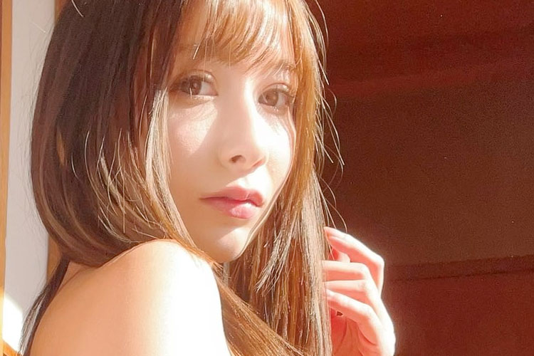 百合川サシャ、光々しいランジェリー美女の画像1