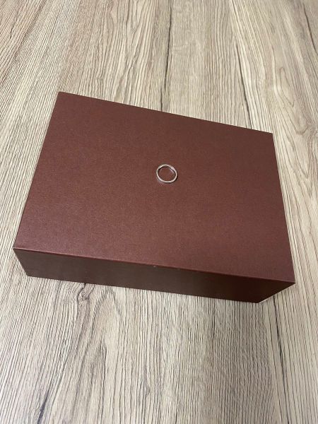 和菓子の箱の上に置かれた結婚指輪