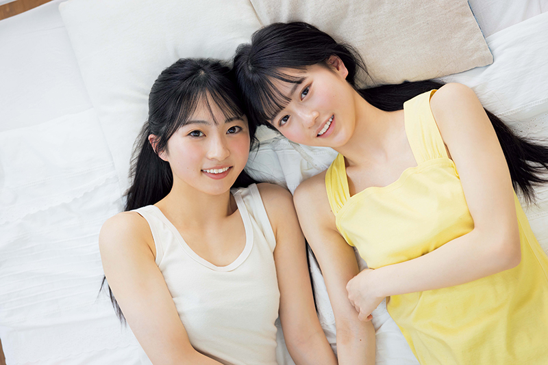 『Platinum FLASH Vol.25』(光文社)に登場している「AKB48」18期研究生の秋山由奈と八木愛月