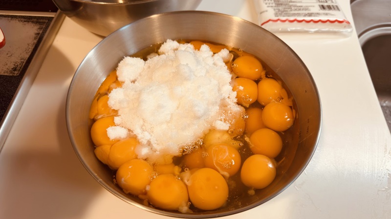 卵黄と卵白を分けて砂糖を加えます