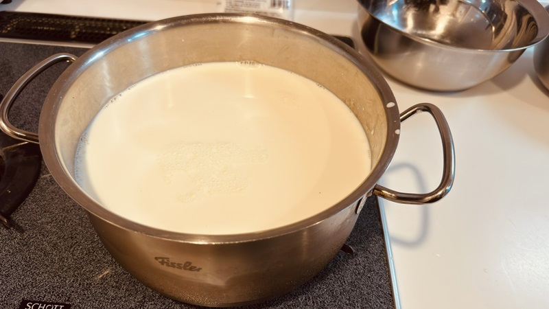 牛乳が鍋に並々と入れられています
