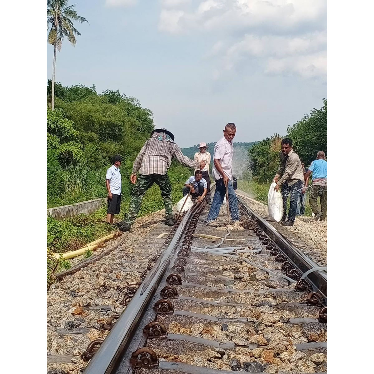 タイの線路、猛暑で歪む