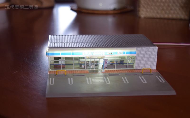 ローソンの模型には看板と店内を照らすLEDを使用