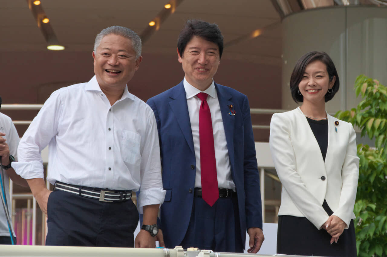日本維新の会。左から馬場伸幸, 足立康史, 梅村みずほ（当時）