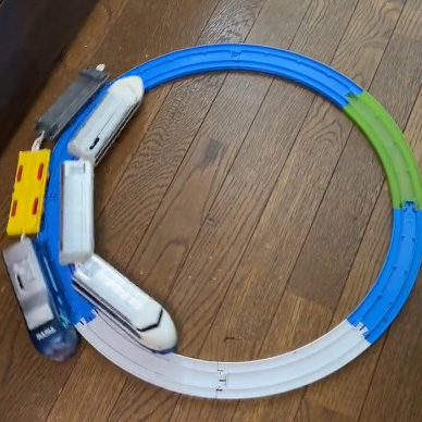 片側のレールに片輪をのせる