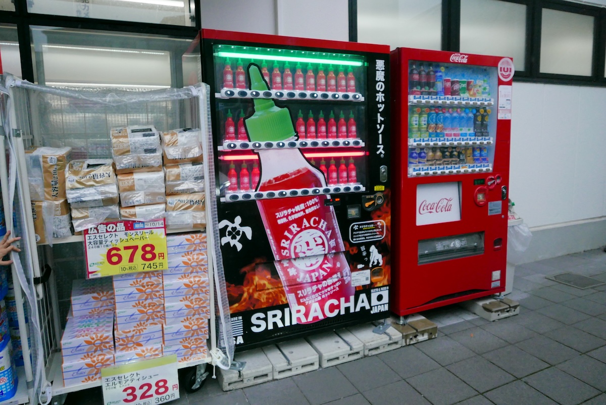 “悪魔のホットソース”が買える謎の自販機に、サビ抜き寿司しか食べられない筆者が突撃してみた