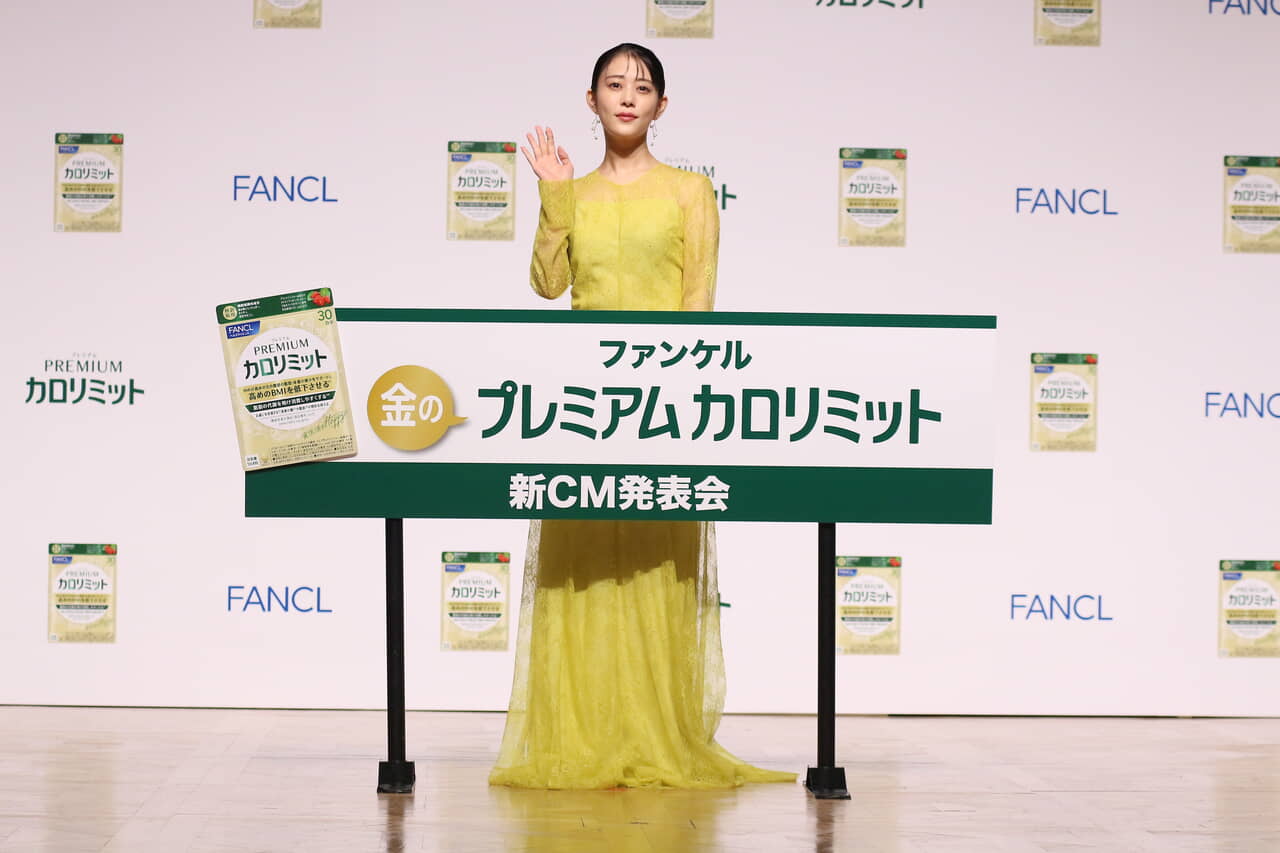 ▲「CMも商品も楽しんでいただけたら」と新製品をPR