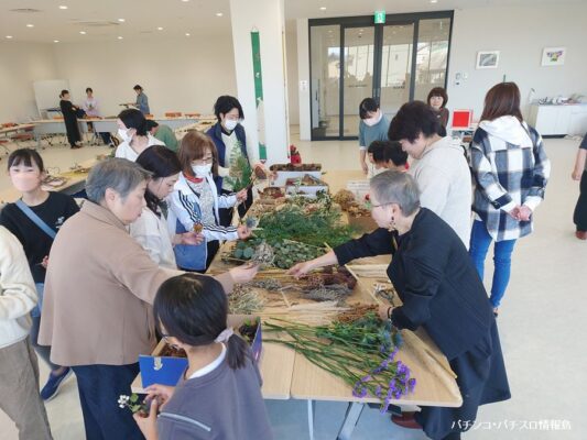 「クリスマスリースを作る会」の様子