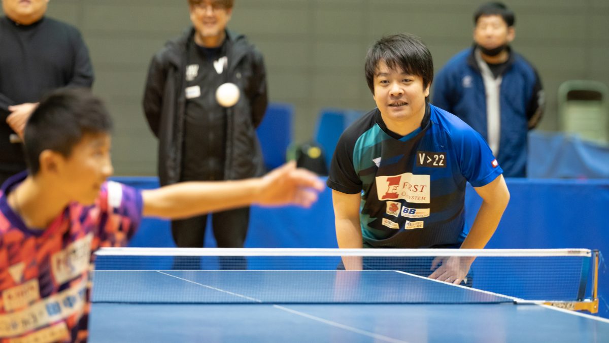 写真:参加者と1本勝負の試合をする岸川聖也/撮影:ラリーズ編集部