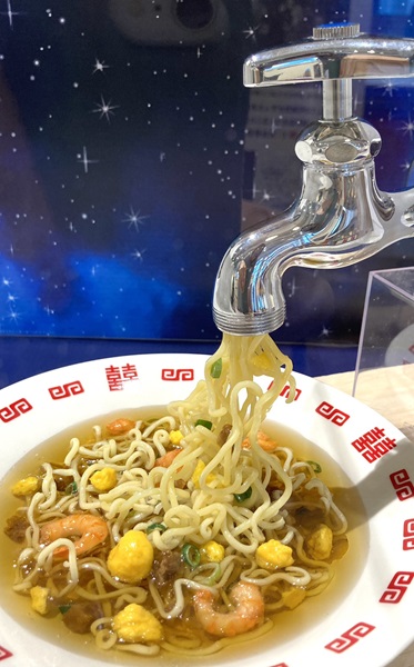 食品サンプル「お湯を入れたら直ぐ食べられるヌードル」