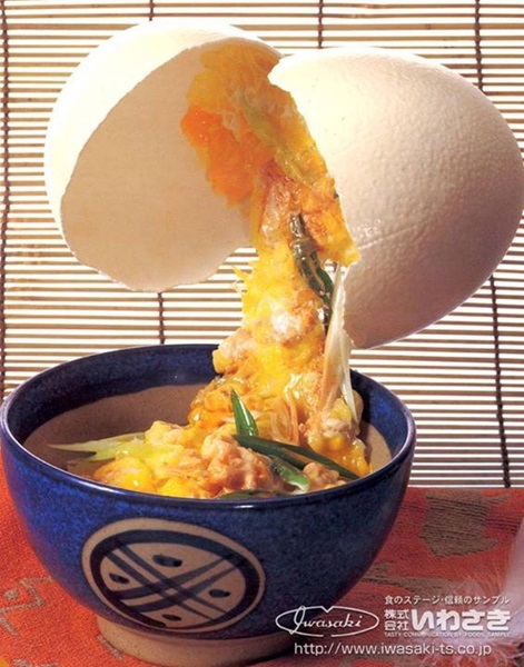 2016年にいわさきの公式アカウントで投稿された「卵からびっくり親子丼！」