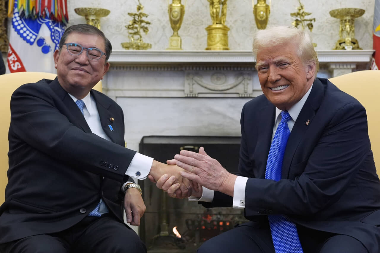 2025年2月7日、ドナルド・トランプ大統領と首脳会談をした石破茂（写真：AP/アフロ）
