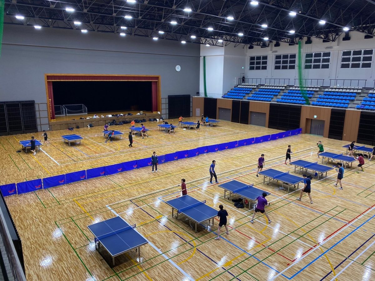 写真：練習会場全体図、非常に広い体育館で合宿を行った/提供：中国学生卓球連盟