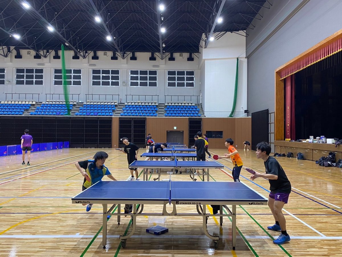写真：指導の様子/提供：中国学生卓球連盟