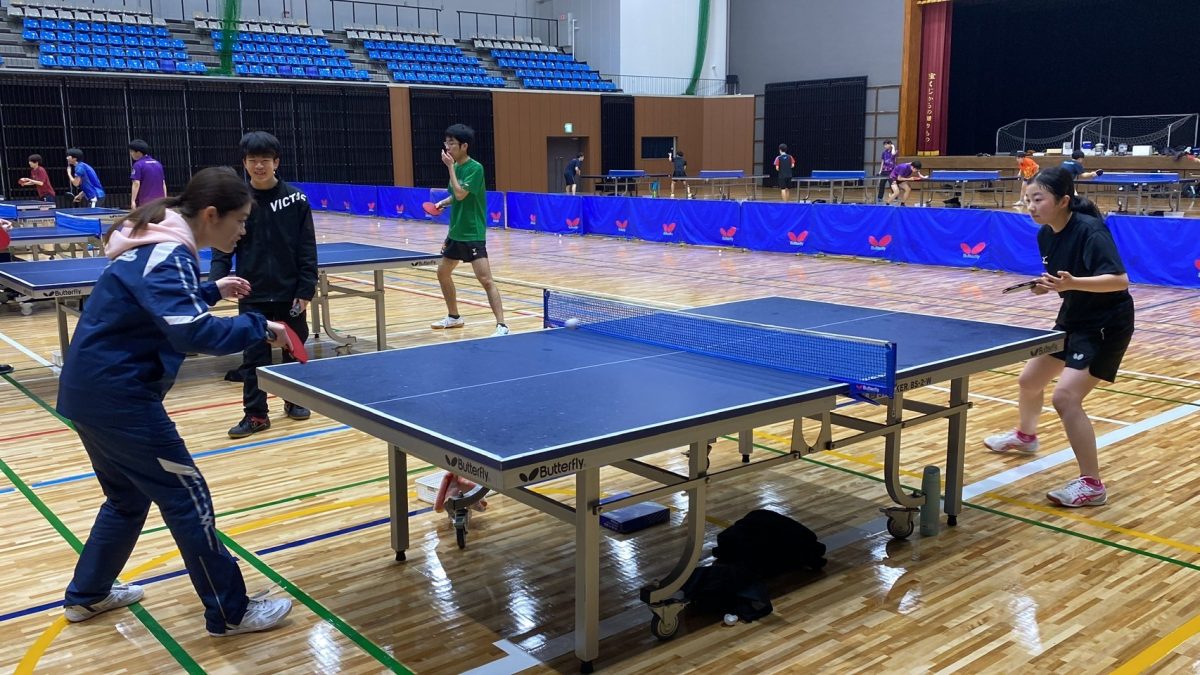 写真：藤原優の指導練習、選手も必死に技術を吸収しています/提供：中国学生卓球連盟