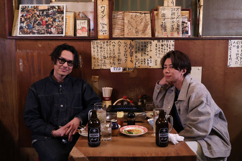 #2では今市隆二(三代目 J SOUL BROTHERS)とお酒を飲みながらトーク